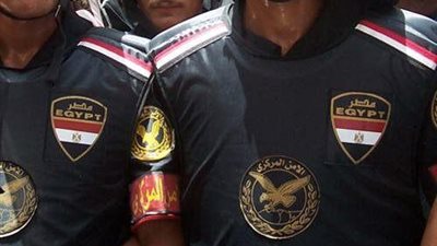 مجند شرطة يفقد إصبعه إثر خروج طلق ناري بالخطأ من سلاحه في العريش