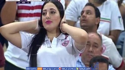 حسناء الزمالك تشعل مدرجات كأس السوبر بالإمارات (فيديو)