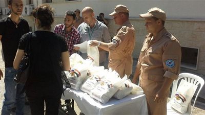 الطيران الروسي ينزل بالمظلات مساعدات على دير الزور السورية
