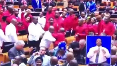 شاهد.. فوضى وعراك شديد في برلمان جنوب إفريقيا (فيديو)