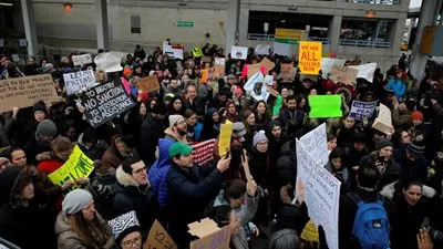 متظاهرون يمنعون وزيرة التعليم الأمريكية الجديدة من دخول مدرسة ويضطرونها للهرب