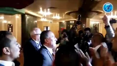 صحفيون يستقبلون عبد المحسن سلامة بهتافات 