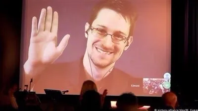 محامي سنودن ينفي تقريرًا رجّح تسليم موكله لأمريكا