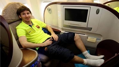 ليونيل ميسي في الأهرامات بطائرة 