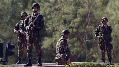 الجيش الجزائري يكشف مخبأ أسلحة قرب الحدود مع مالي