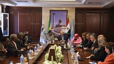 محافظ الإسكندرية يوقع اتفاقية توأمة مع مدينة ليبرفيل في مجالات السياحة والصحة والزراعة (صور)