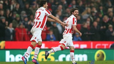 جماهير ستوك سيتي تصفق لرمضان صبحي اثناء تبديله أمام كريستال بالاس (فيديو)