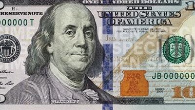 ضبط ألف قالب لطباعة الدولارات داخل طرد بمطار القاهرة