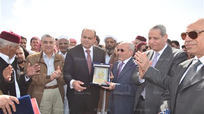 وزير الإنتاج الحربي يشيد بأبناء مطروح في حماية الحدود المصرية (صور)