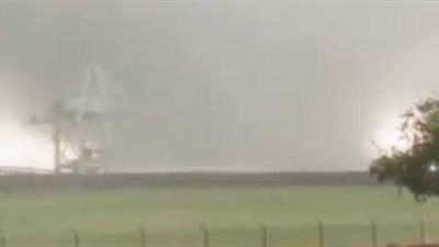 إعصار ضخم يوقف العمل بأحد أهم منشآت 