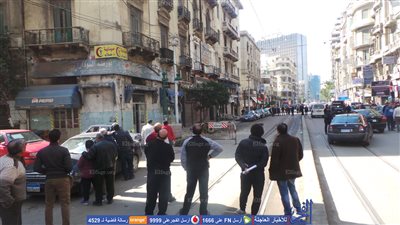 إزالة آثار شرفة عقار بعد انهيارها في الإسكندرية (صور)