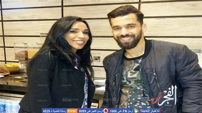 أمينة مع لاعب الأهلي عبدالله السعيد في مطار دبي