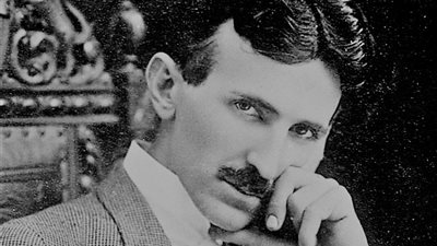 مخترع الراديو ومكتشف التيار المتردد وعرف بأنه 