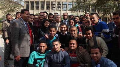 جابر نصار يلتقط صورًا تذكارية مع الطلبة داخل جامعة القاهرة 