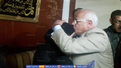 محافظ بورسعيد يؤدي واجب العزاء في الطفل آدم