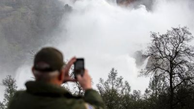 اللقطات الأولى لانهيار سد 