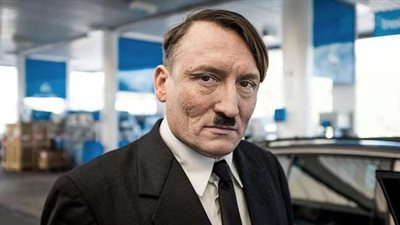 إلقاء القبض على شبيه ادولف هتلر بالقرب من مسقط رأسه بمدينة بروناو النمساوية