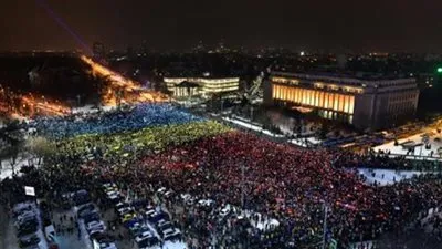 لليوم الـ13.. عشرات الآلاف يطالبون بإقالة الحكومة الرومانية (فيديو)