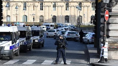 محاكمة ثلاثة من المشتبه بهم في التخطيط لشن هجوم في فرنسا