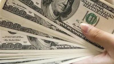 الدولار يواصل تراجعه في منتصف التعاملات.. وبنك البركة يرتفع منفردا