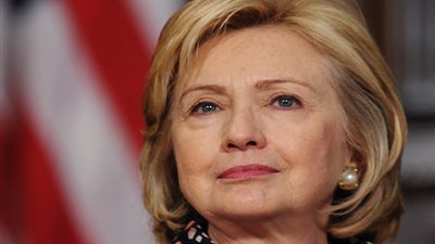 كلينتون تحتفل باستقالة مستشار ترامب للأمن القومي