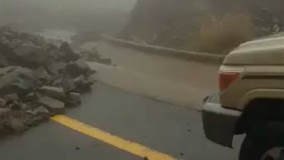 إنهيارات صخرية تُغلق عقبة 