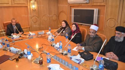 محافظ قنا: الدولة تولي اهتماما كبيرا بصحة المرأة (صور)