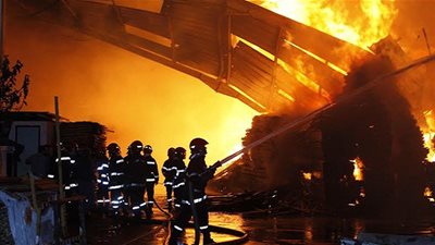 النيران تلتهم محتويات مصنع البلاستيك في المرج