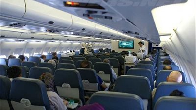 إمرأة تضبط زوجها برفقة عروسته الجديدة على الطائرة وتتسبب في أزمة كبيرة !