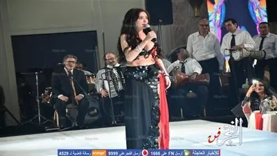 ببدلة رقص مثيرة.. دينا تشعل حفل عيد الحب (صور) 