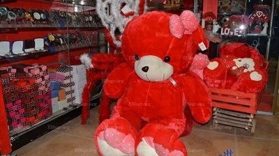 تجار السويس عن الفلانتين: الإقبال على هدايا عيد الحب ضعيف بسبب ارتفاع الأسعار (صور)