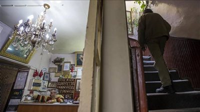 في مشهد غريب.. رجل يعتكف 