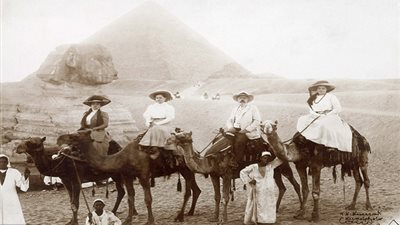 تسلق الأهرامات وتناول الطعام داخل المعابد.. 