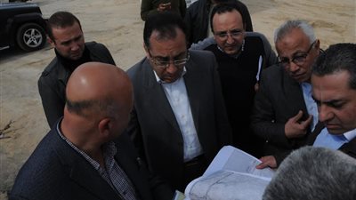 وزير الإسكان يكلف بالانتهاء من أعمال تطوير الطرق بـ