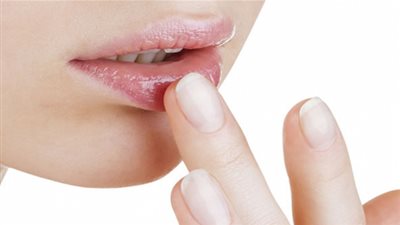 لهذه الأسباب يجب استعمال كريم العيون على شفتيك!