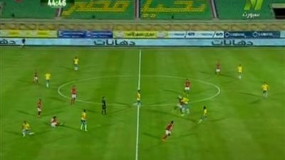 مدافع الإسماعيلي يفقد الوعي في كرة مشتركة مع آجايي (فيديو)