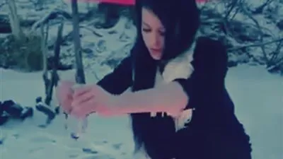 فتاة تتبول على 