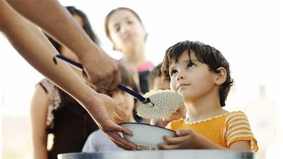 هل إخراج الطعام في ذكرى الوفاة بدعة؟ (فيديو)