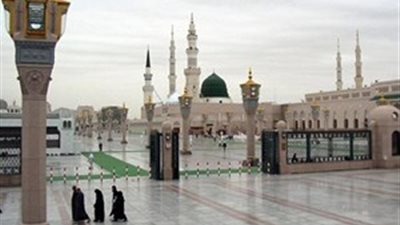 أتراك يتفاجأون بأمهم المختفية منذ 27 عاماً في المملكة تبيع الهدايا لزوار الحرم