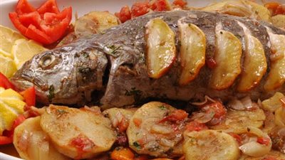 طريقة عمل السمك المشوي مع البطاطس 