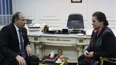 محافظ البحيرة السابق يستقبل أول سيدة تتولي منصب المحافظ (فيديو)