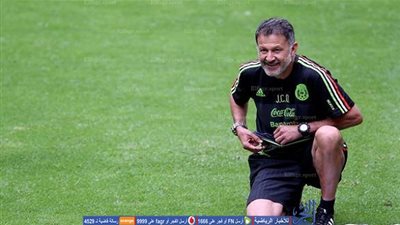 مدرب المكسيك يتابع لاعبيه في جولة أوروبية