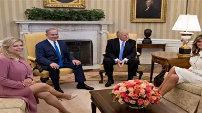 زوجة نتنياهو تتعرى أمام ترامب (فيديو)