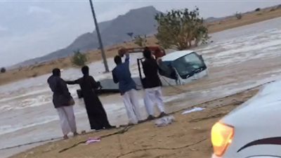 سعوديون ينقذون مقيمًا من الغرق (فيديو)