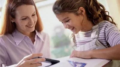 بهذه الطريقة.. عززى ثقة بنتك المراهقة !