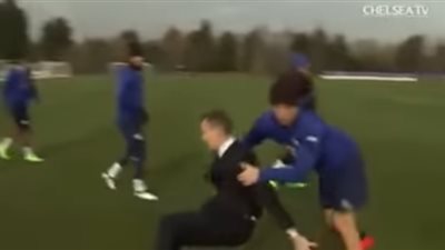 في مشهد غريب.. 