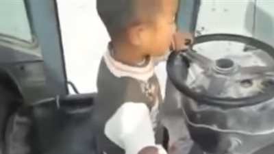 شاهد.. طفل عمره 4 سنوات يقود جرافة بشكل محترف (فيديو)