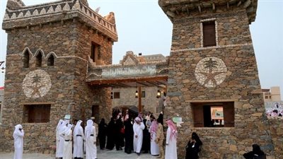 مسؤولون سعوديون  ورؤساء بعثات يزورون الجناح المصري بـ