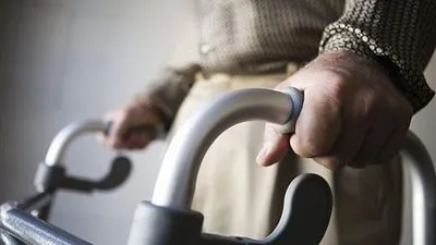 ابتكار جديد يتوقع سقطات المسنين قبل ثلاثة اسابيع من حدوثها !