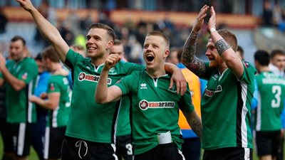 لينكولن المغمور يدخل تاريخ في إنجلترا